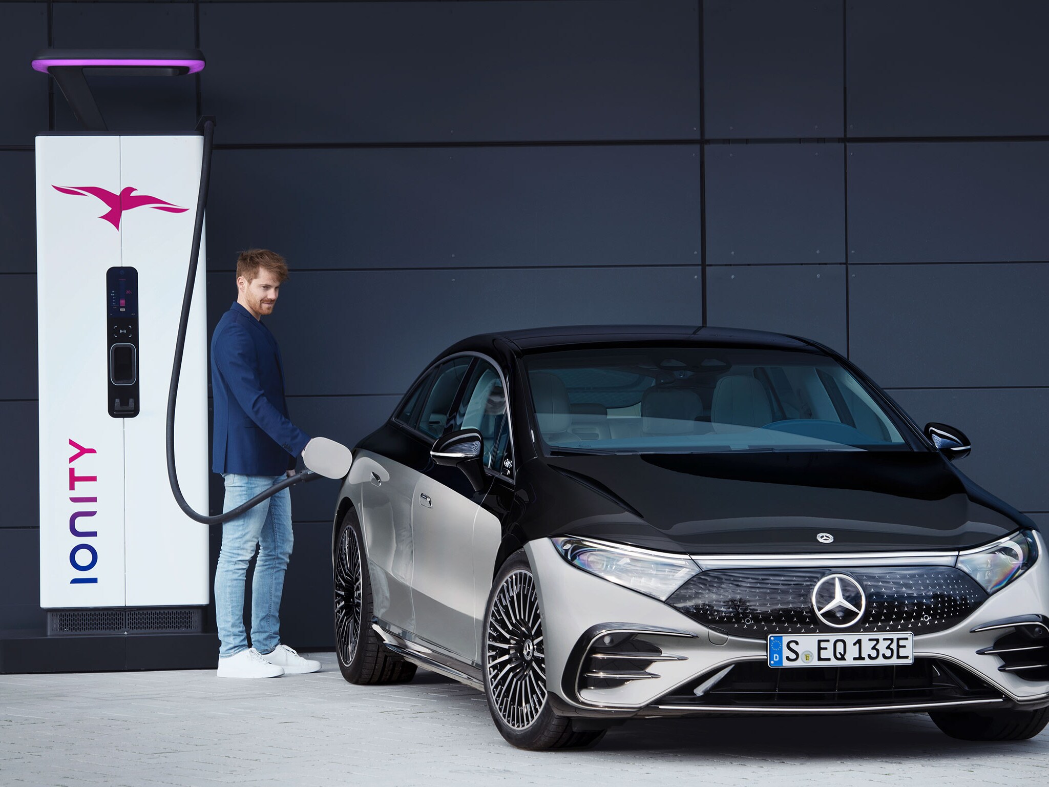 Um Mercedes-Benz EQS a carregar numa estação de carregamento Ionity com um plano de fundo azul