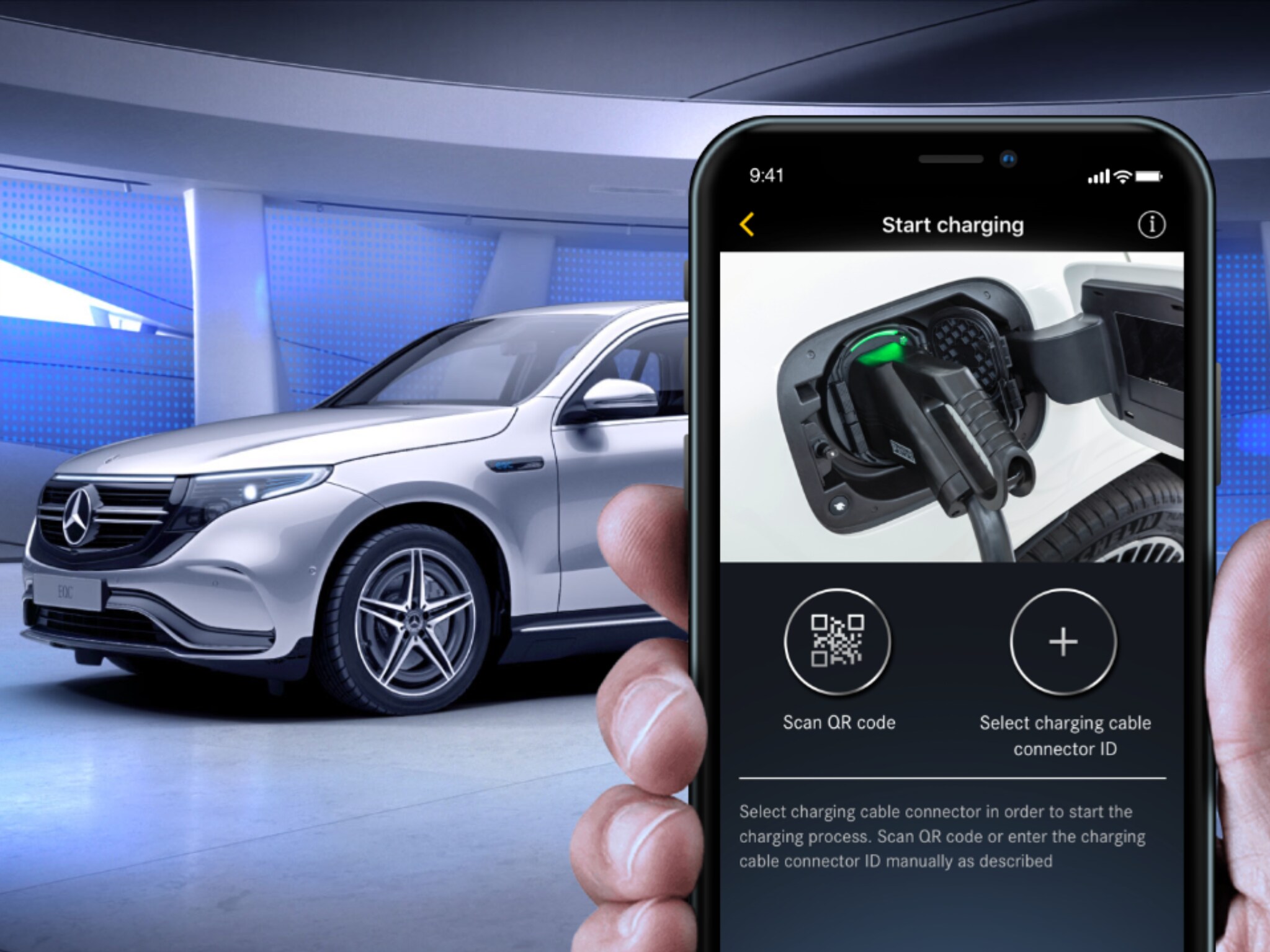 Uma mão segura um smartphone para iniciar o processo de carregamento de um veículo elétrico