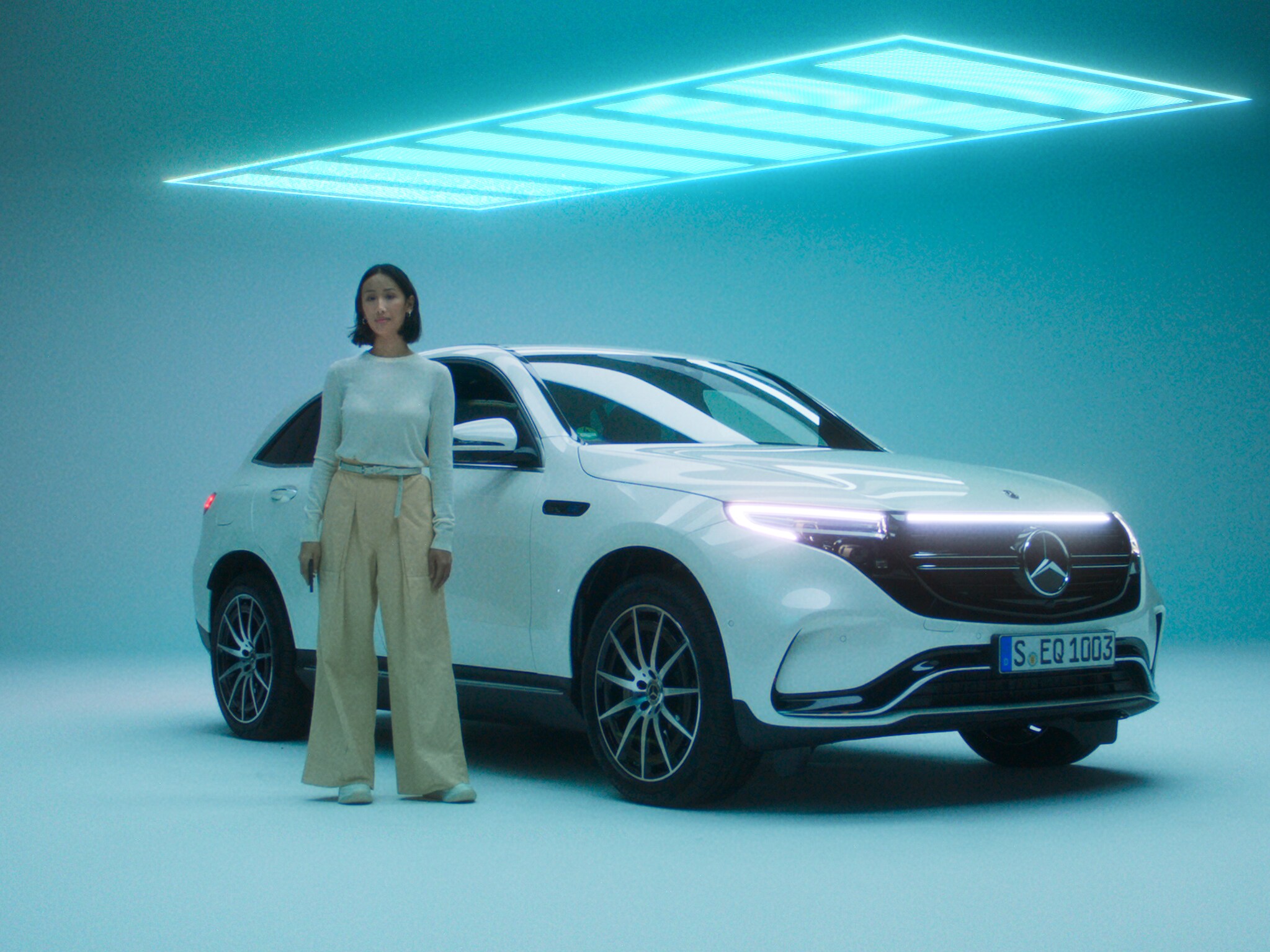 Uma pessoa em frente a um Mercedes-Benz EV
