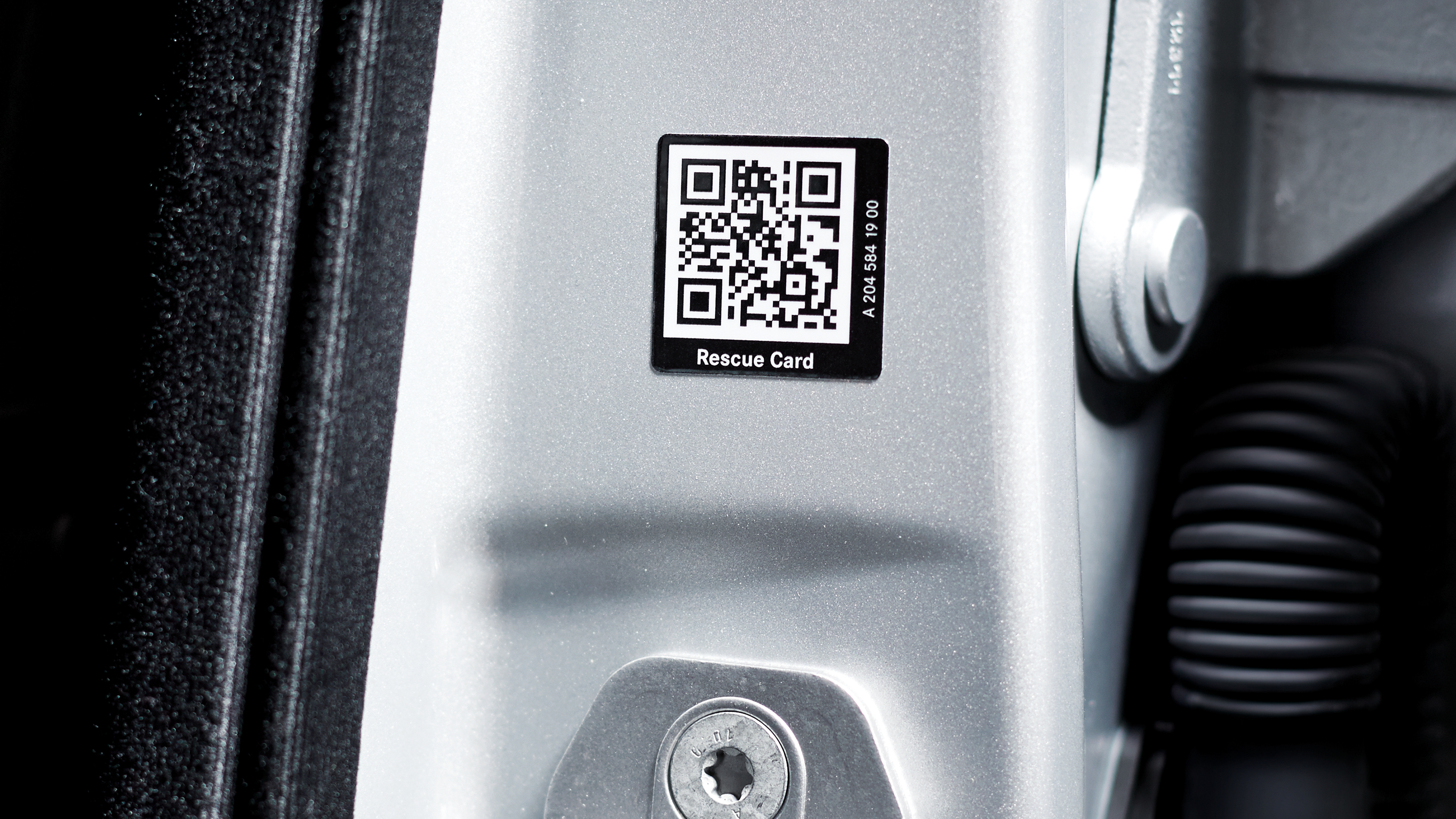 Autocolante de resgate | Mercedes-Benz O autocolante de resgate na moldura da porta do seu Mercedes-Benz proporciona a perspetiva certa para um socorro o mais rápido possível.