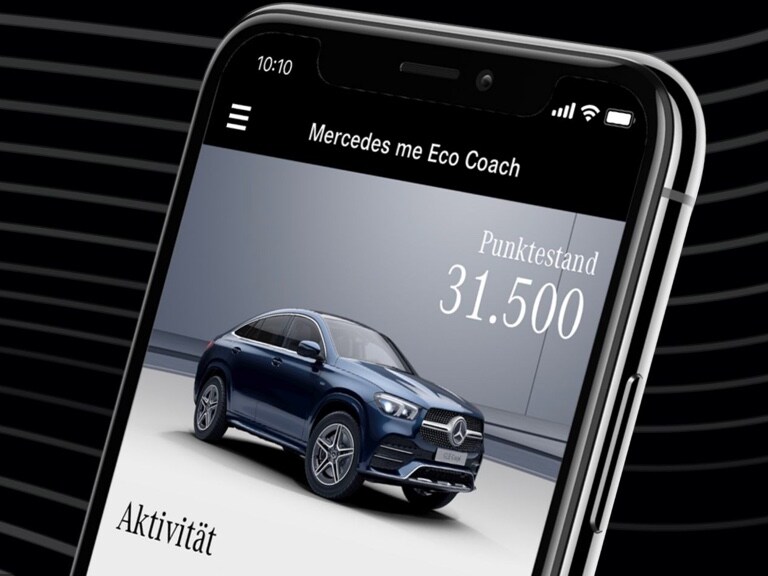 A aplicação Mercedes-Benz Eco Coach é aberta num smartphone e a pontuação obtida através de um estilo de condução particularmente ecológico é apresentada.