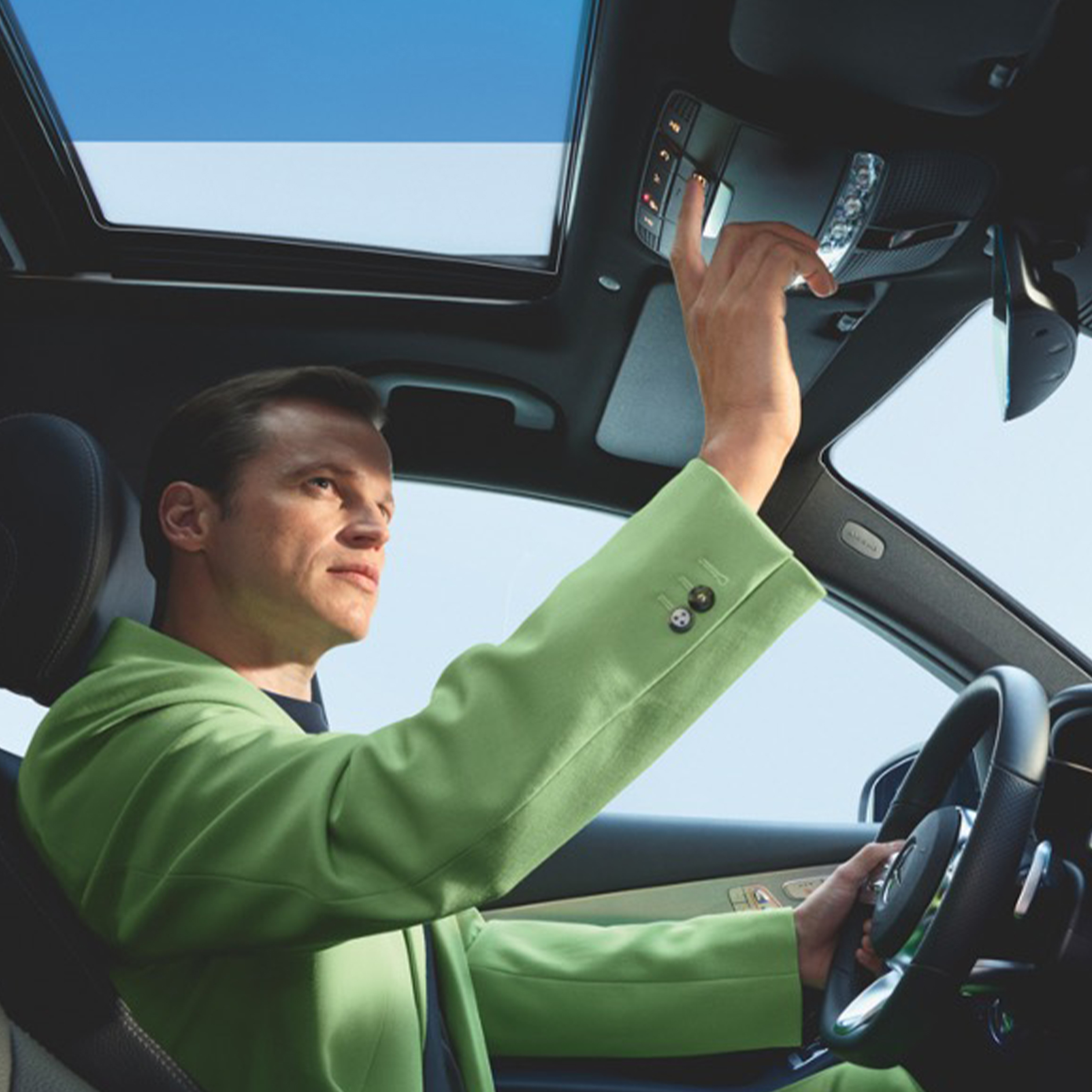 Sistema de Chamada de Emergência Mercedes-Benz | Equipamento de série| Mercedes-Benz O Sistema de Chamada de Emergência Mercedes-Benz como parte do Equipamento de série dos Extras Digitais da Mercedes-Benz.