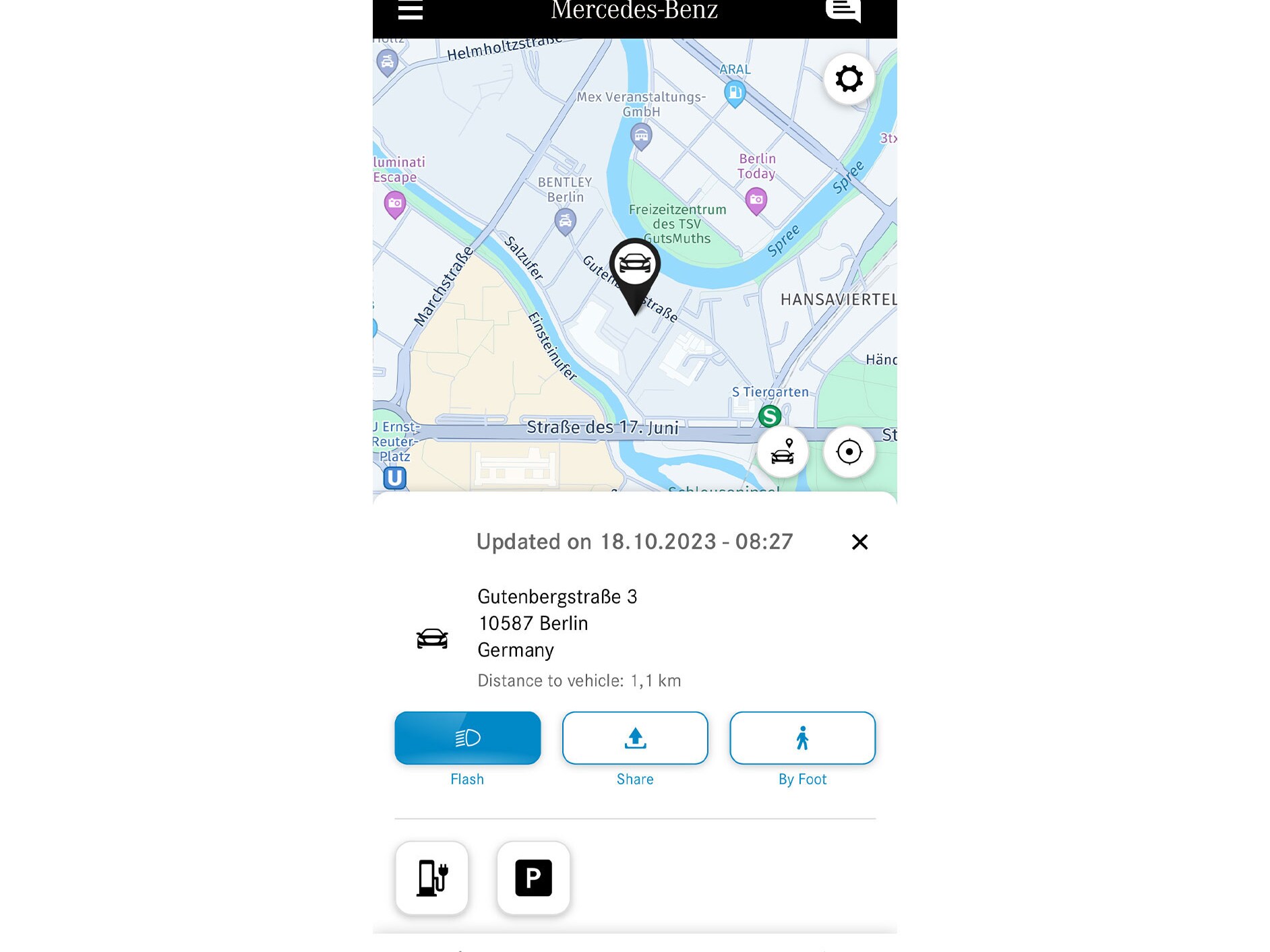 A localização do veículo é apresentada na aplicação Mercedes-Benz App num smartphone.