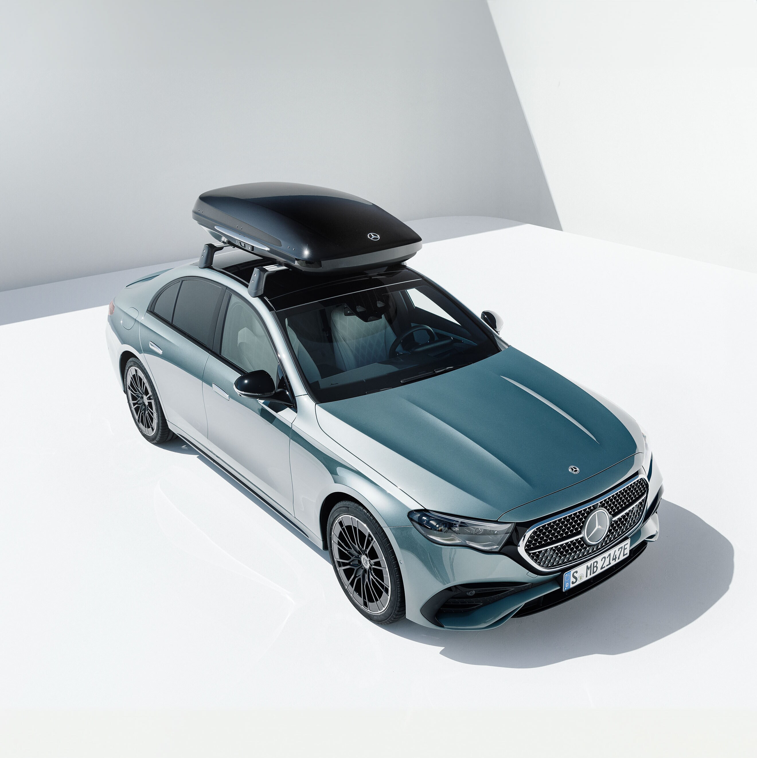 Um Mercedes-Benz prateado com suporte.