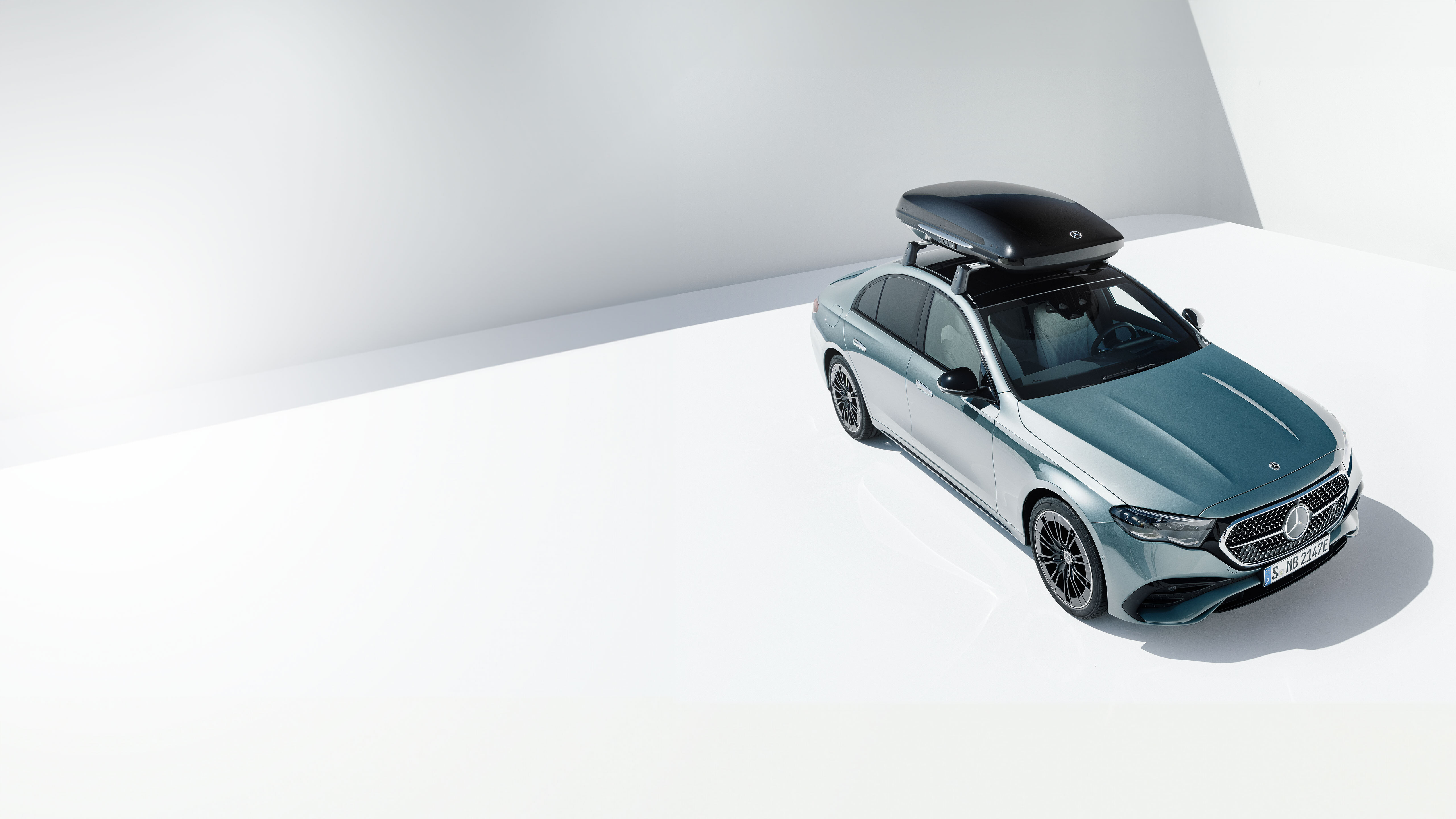 Acessórios técnicos Mercedes-Benz Um Mercedes-Benz prateado com suporte.