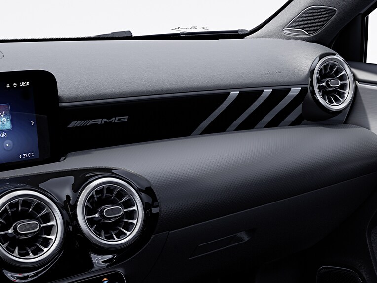 Os elementos decorativos no interior do Classe A Limousine compacta da Mercedes-AMG.