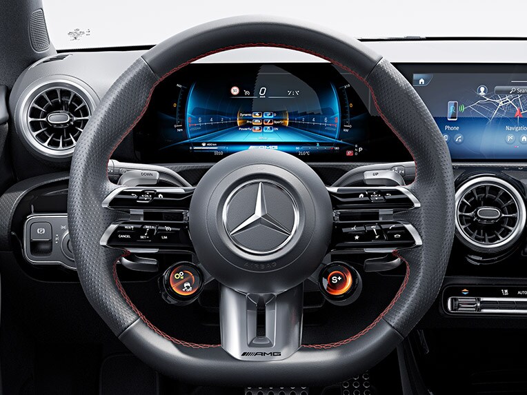 O volante AMG Performance em pele napa no Mercedes-AMG Classe A Limousine compacta.