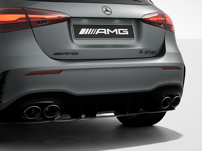 A parte traseira do Classe A Limousine compacta da Mercedes-AMG com AMG Real Performance Sound.