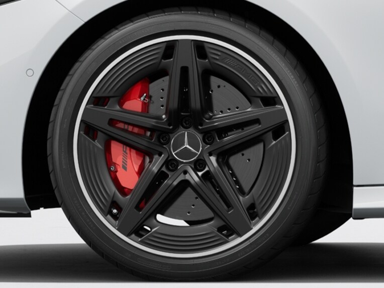 As jantes de liga leve AMG de 48,3 cm (19") de 5 raios duplos no Classe A Limousine compacta da Mercedes-AMG.