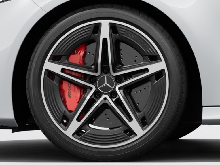 O exterior do Mercedes-AMG Classe A Limousine compacta com as pinças dos travões em vermelho.