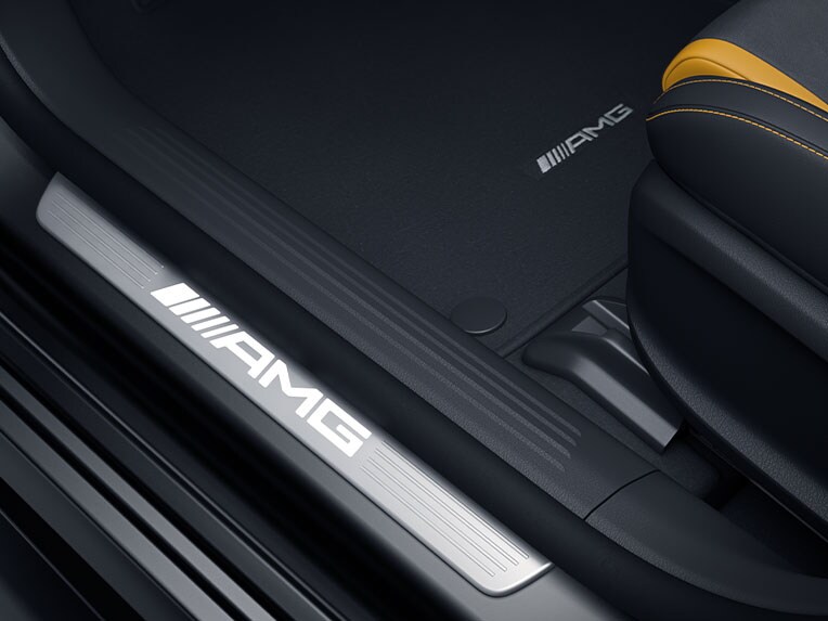 Frisos das embaladeiras iluminados AMG, com inscrição "AMG" e com cobertura permutável no Classe A Limousine compacta da Mercedes-AMG.