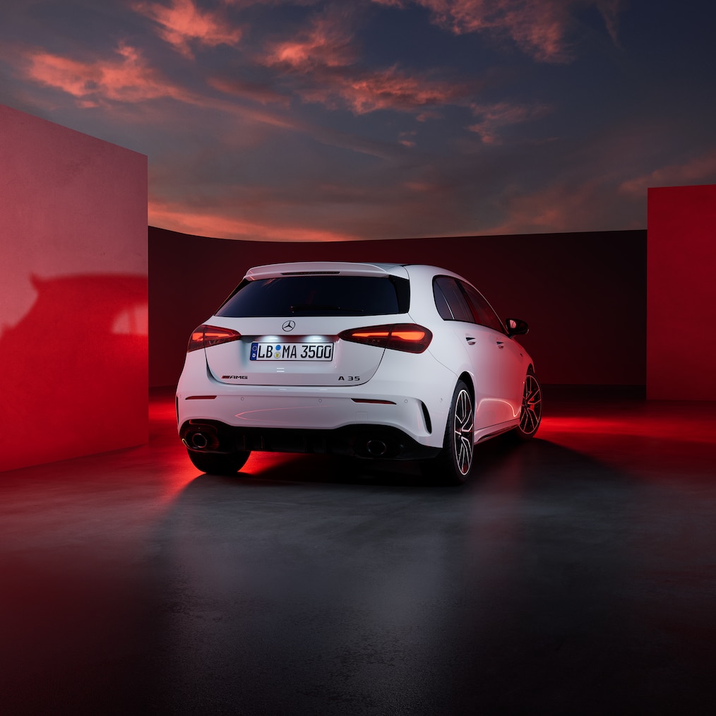 Vista lateral dianteira/traseira de um Mercedes-AMG A 35 4MATIC.