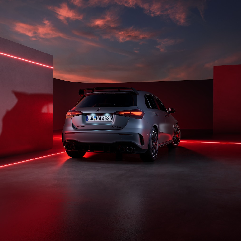Vista lateral dianteira/traseira de um Mercedes-AMG A 45 S 4MATIC+.