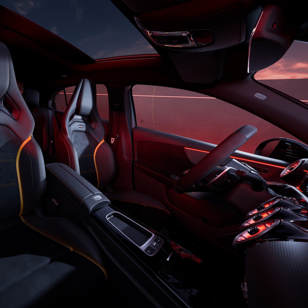 O interior do Mercedes-AMG Classe A com bancos AMG Performance e volante AMG Performance.