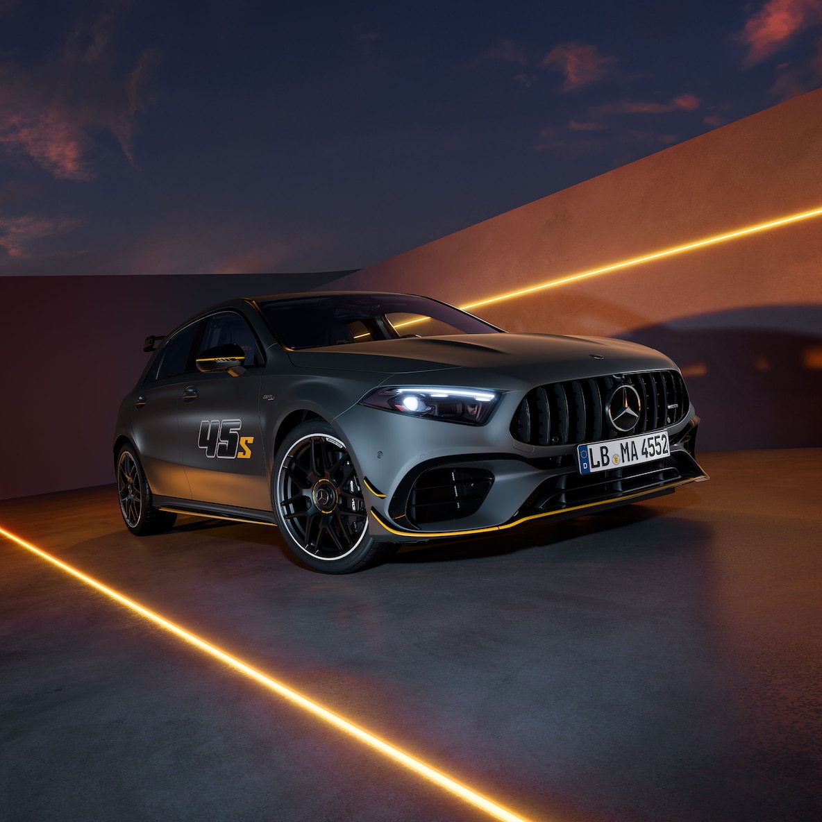 O Mercedes-AMG A 45 S 4MATIC+ Final Edition em cinzento mountain MANUFAKTUR MAGNO ou preto night.