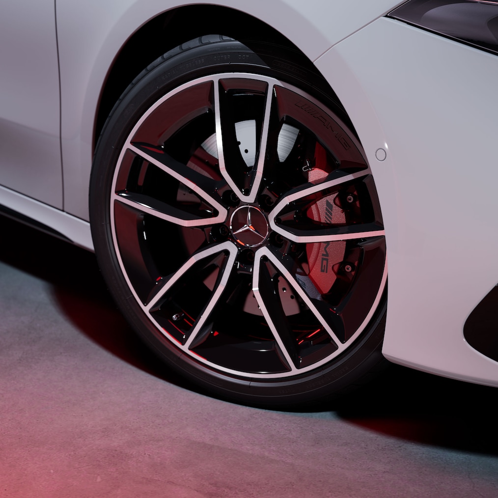 Vista detalhada das jantes de um Mercedes-AMG A 35 4MATIC.