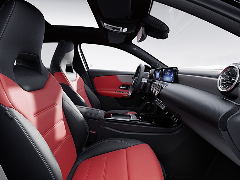 O interior do Classe A Limousine compacta da Mercedes-Benz com a AMG Line.
