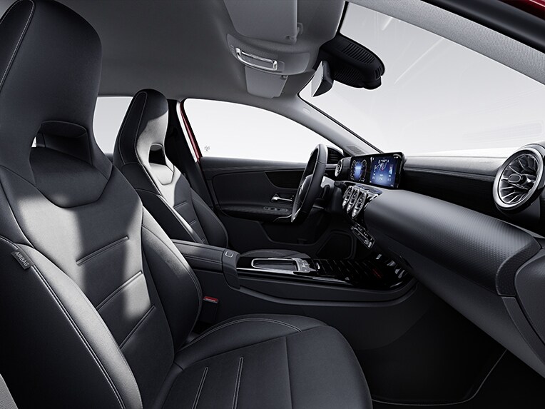 O interior do Classe A Limousine compacta da Mercedes-Benz com a linha de equipamento Progressive.