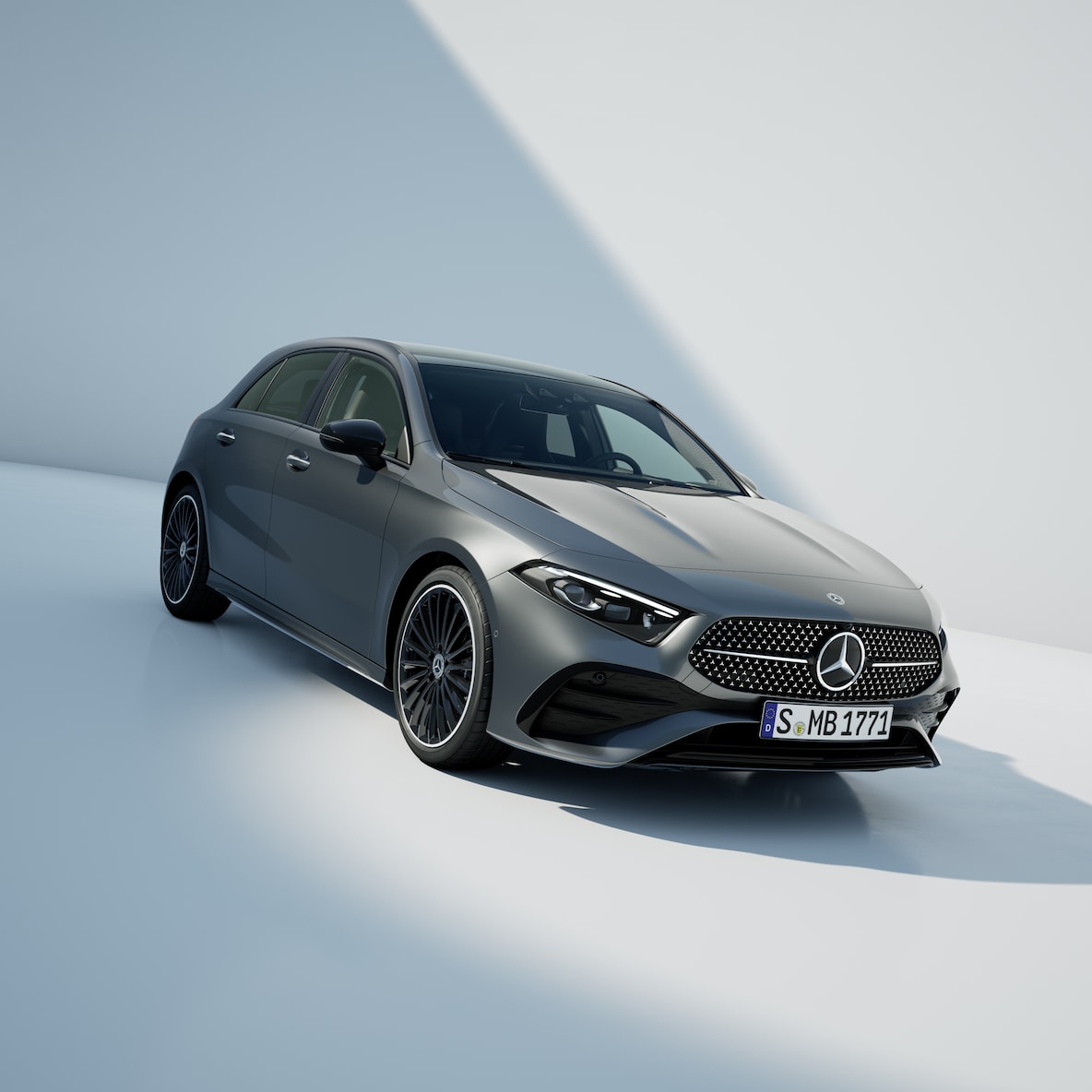 Vista frontal lateral de um Mercedes-Benz Classe A.