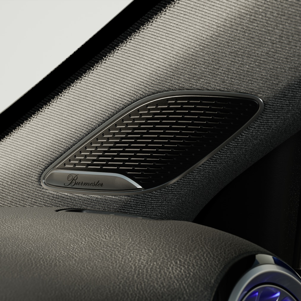 Grande plano de um altifalante do sistema de som surround Burmester®.
