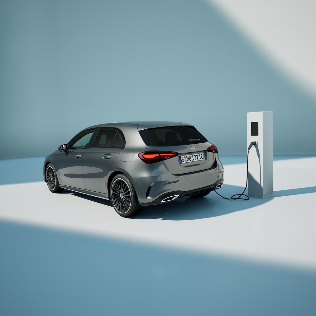 Vista de um Mercedes-Benz A 250 e com tecnologia híbrida EQ parado numa estação de carregamento.