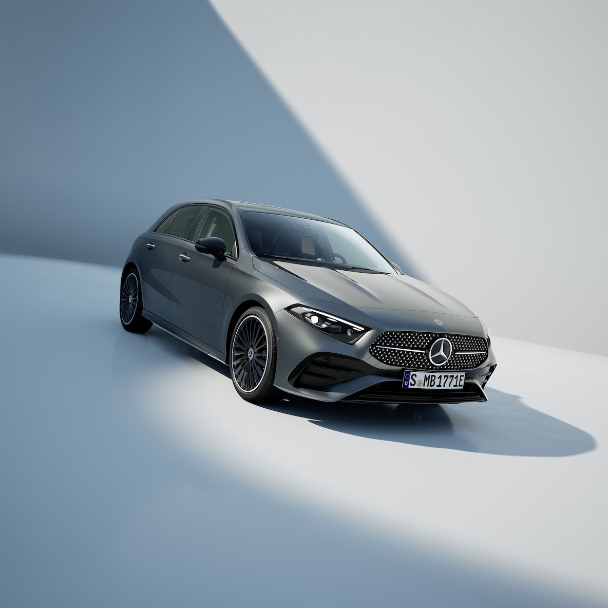 Vista frontal lateral de um Mercedes-Benz Classe A.