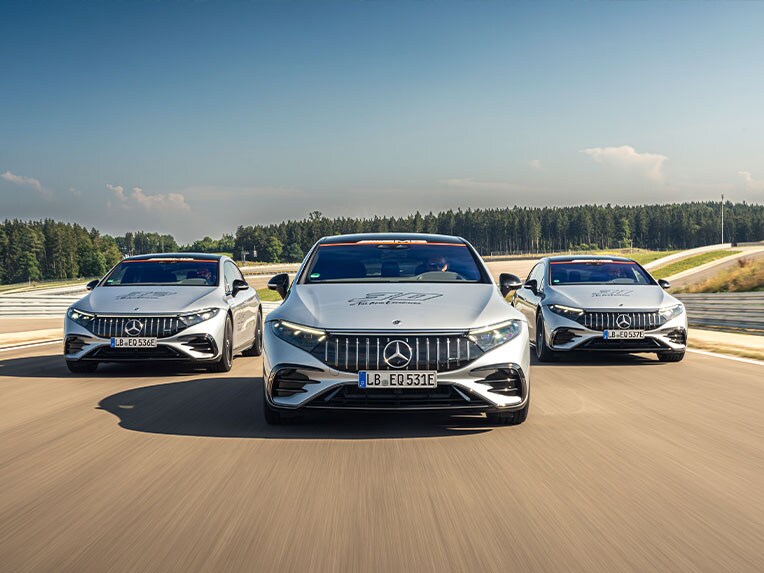 Vista frontal de um Mercedes-AMG GT R, em circulação numa estrada.