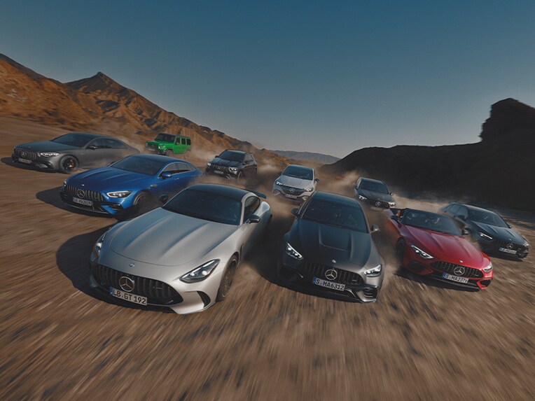 Imagem de grupo com diferentes veículos Mercedes-AMG.