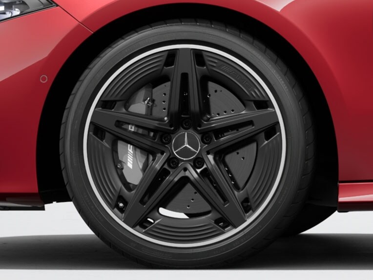 Uma jante de liga leve AMG de 5 raios duplos do Mercedes-AMG Classe A Limousine.