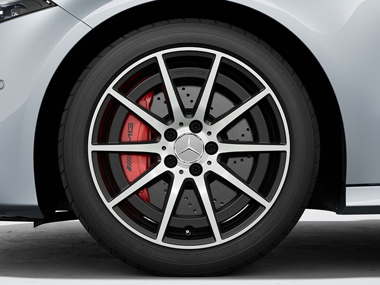 O exterior do Mercedes-AMG Classe A Limousine com pinças dos travões em vermelho.