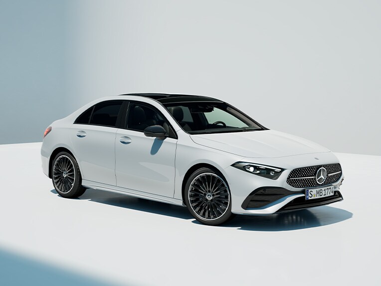 Uma vista frontal do Classe A Limousine da Mercedes-Benz.