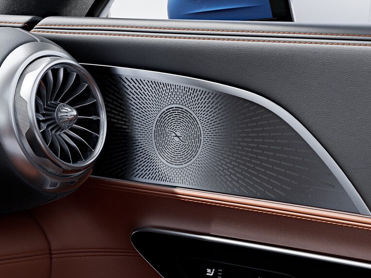 Os altifalantes do sistema de som surround Burmester® High-End 3D no Mercedes-AMG GT Coupé.