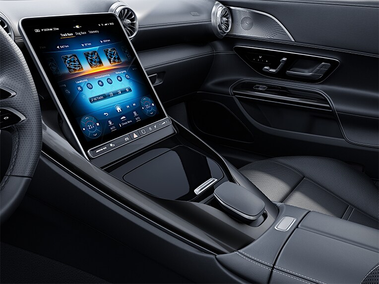 Os elementos decorativos MANUFAKTUR cromados em preto no novo Mercedes-AMG GT Coupé.