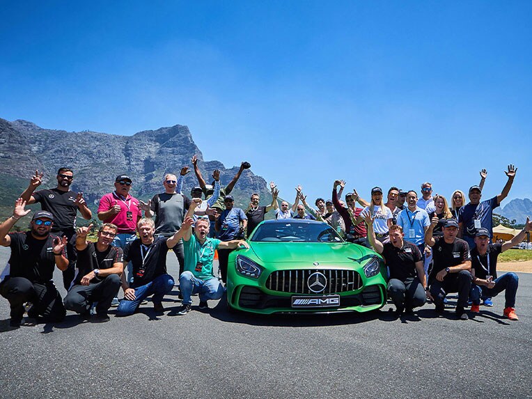 Vista frontal do Mercedes-AMG GT R.