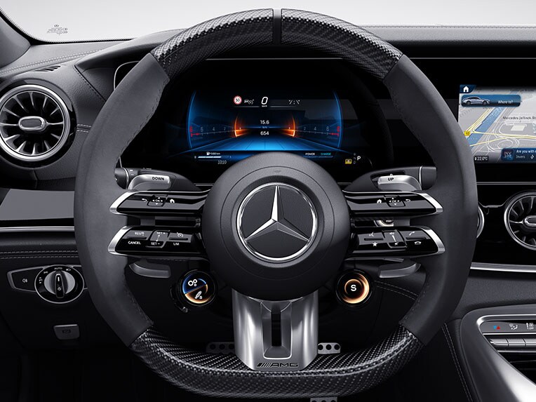 O volante AMG Performance em design de carbono/microfibra MICROCUT no Mercedes-AMG GT 63 S E PERFORMANCE.
