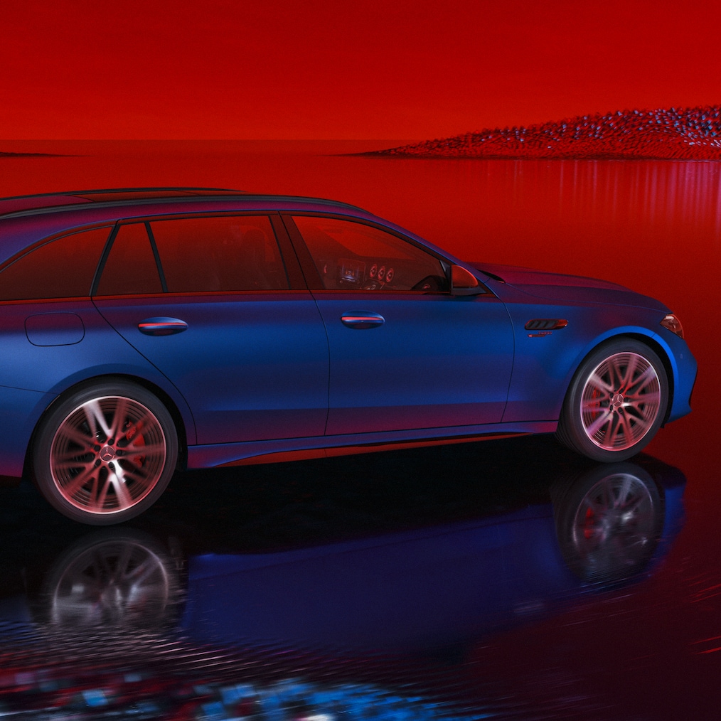 Vista lateral do Mercedes-AMG C 63 S E PERFORMANCE Station em MANUFAKTUR azul espetral magno, sobre um fundo vermelho.