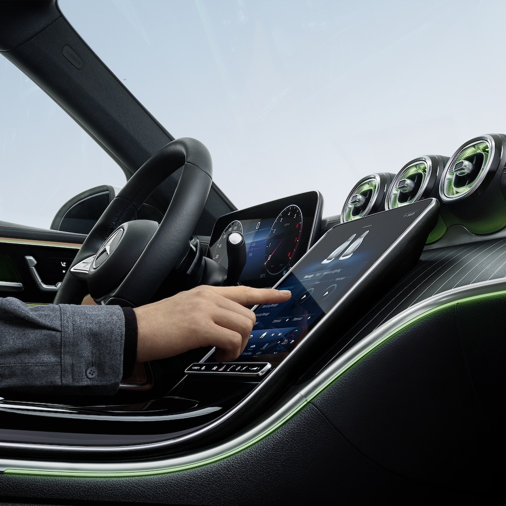 Grande plano do cockpit com displays num Mercedes-Benz Classe C.