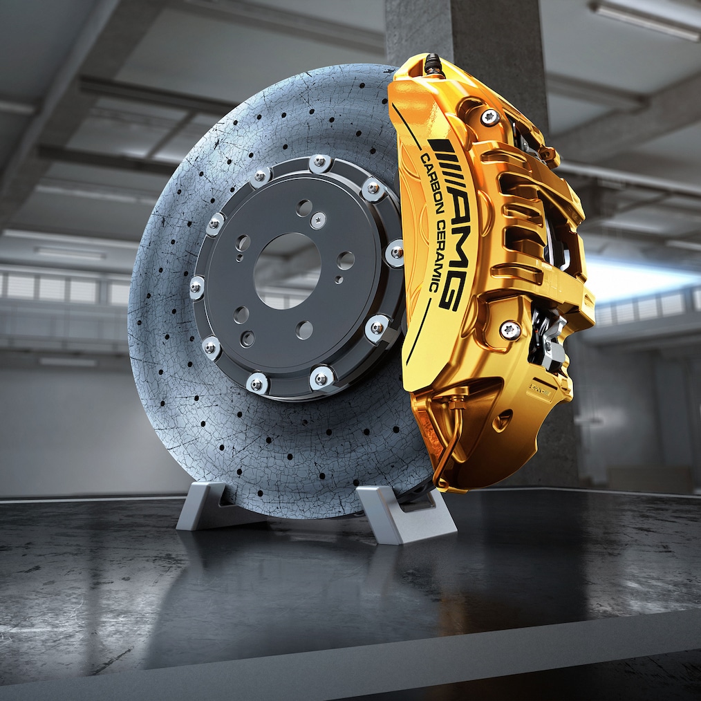 Vista detalhada de uma jante de liga leve AMG com o sistema de travagem de composto de cerâmica de alto desempenho AMG em destaque.