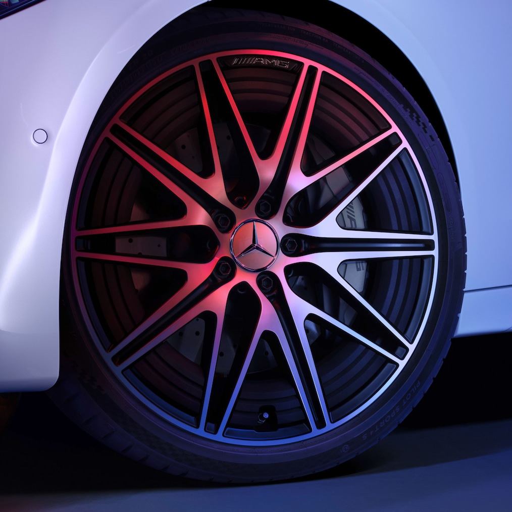 Grande plano das jantes de liga leve AMG de 5 raios duplos num Mercedes-AMG C 43. 