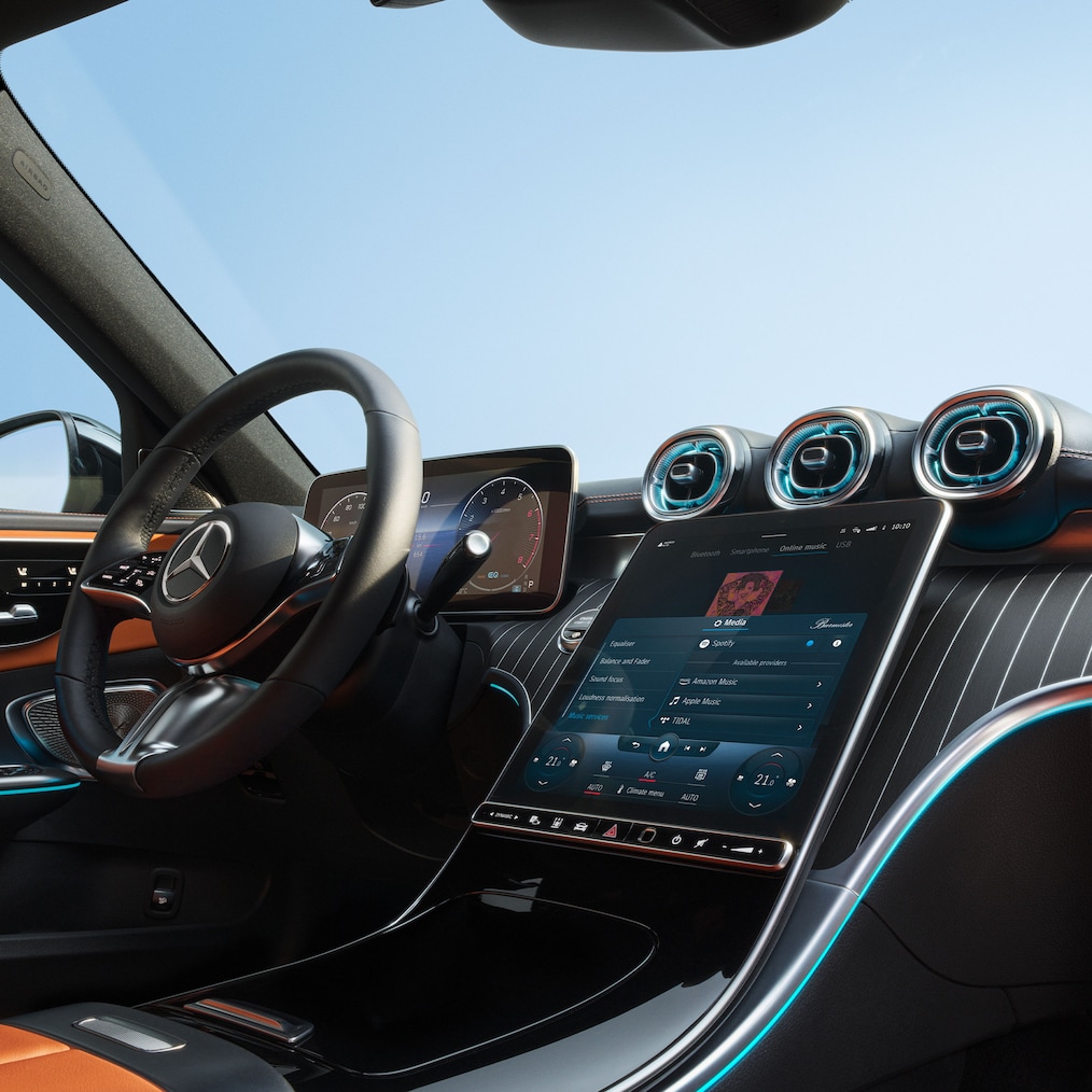 Vista detalhada do cockpit com displays num Mercedes-Benz Classe C.