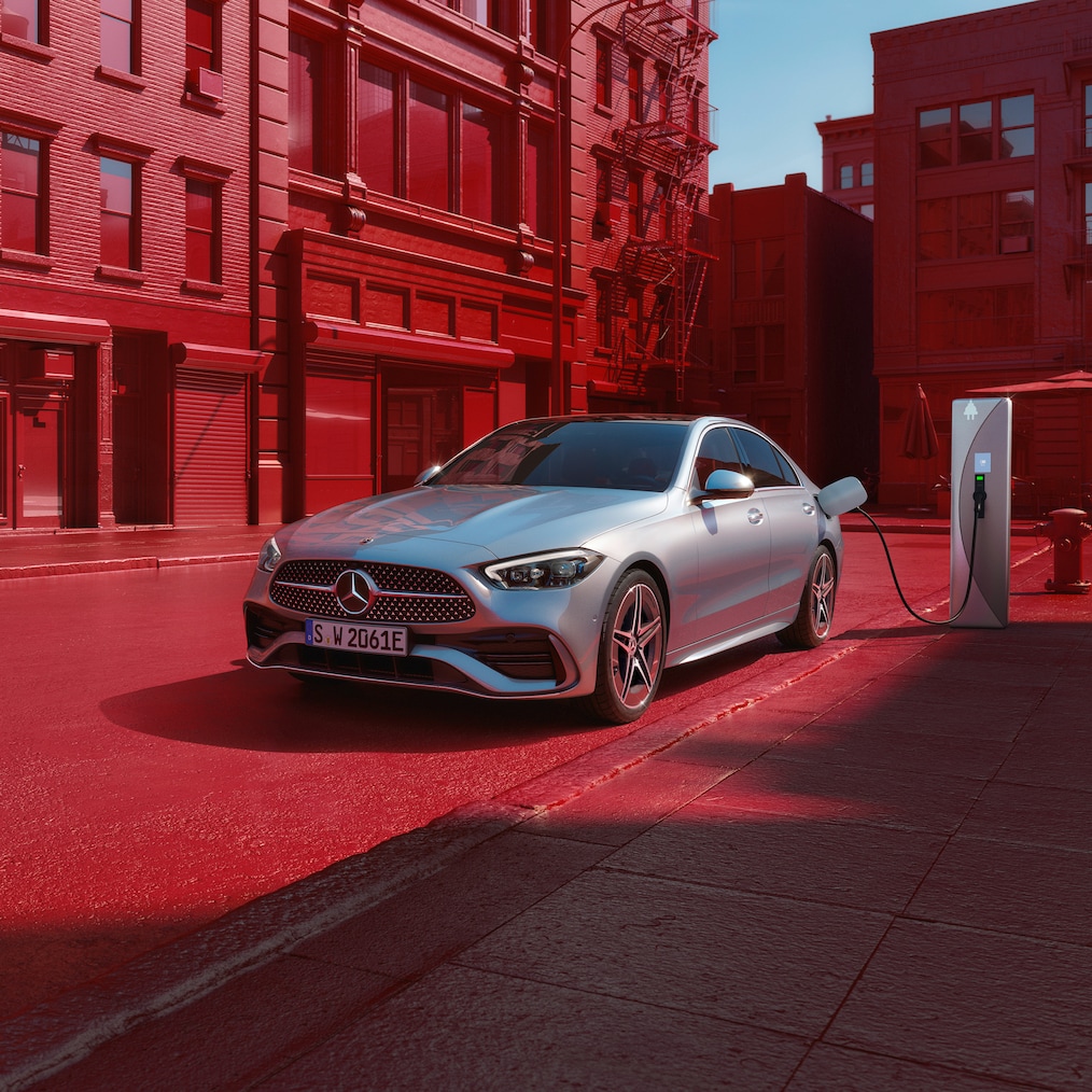 Vista dinâmica de um Mercedes-Benz Classe C Limousine (imagem de condução) ou de pé numa estação de carregamento.