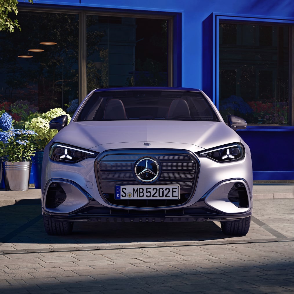 Design frontal iluminado do novíssimo Classe C elétrico da Mercedes-Benz.