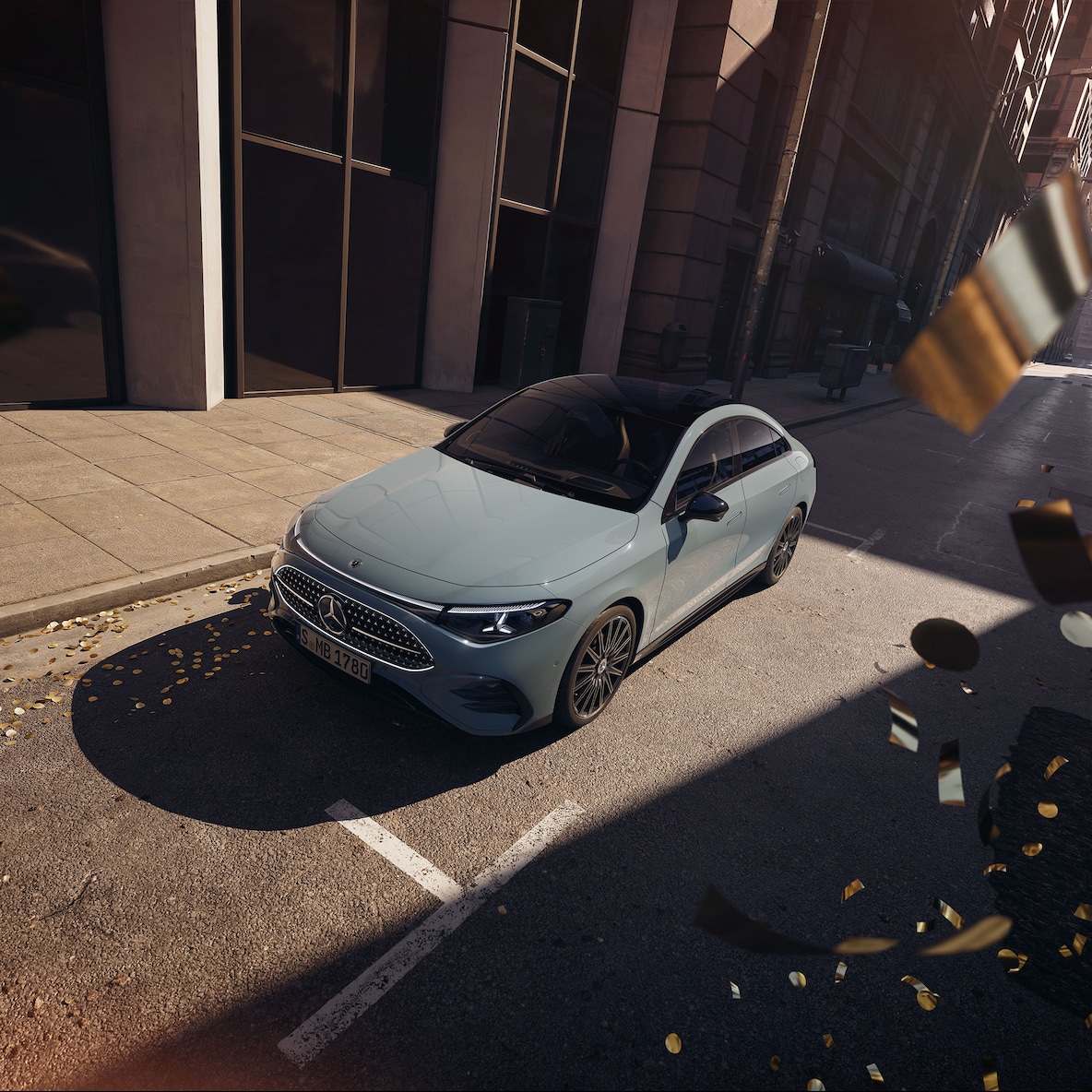 Vista dianteira lateral (a partir de uma perspetiva ligeiramente elevada devido ao teto panorâmico) do Mercedes-Benz CLA C178 com AMG Line Plus.