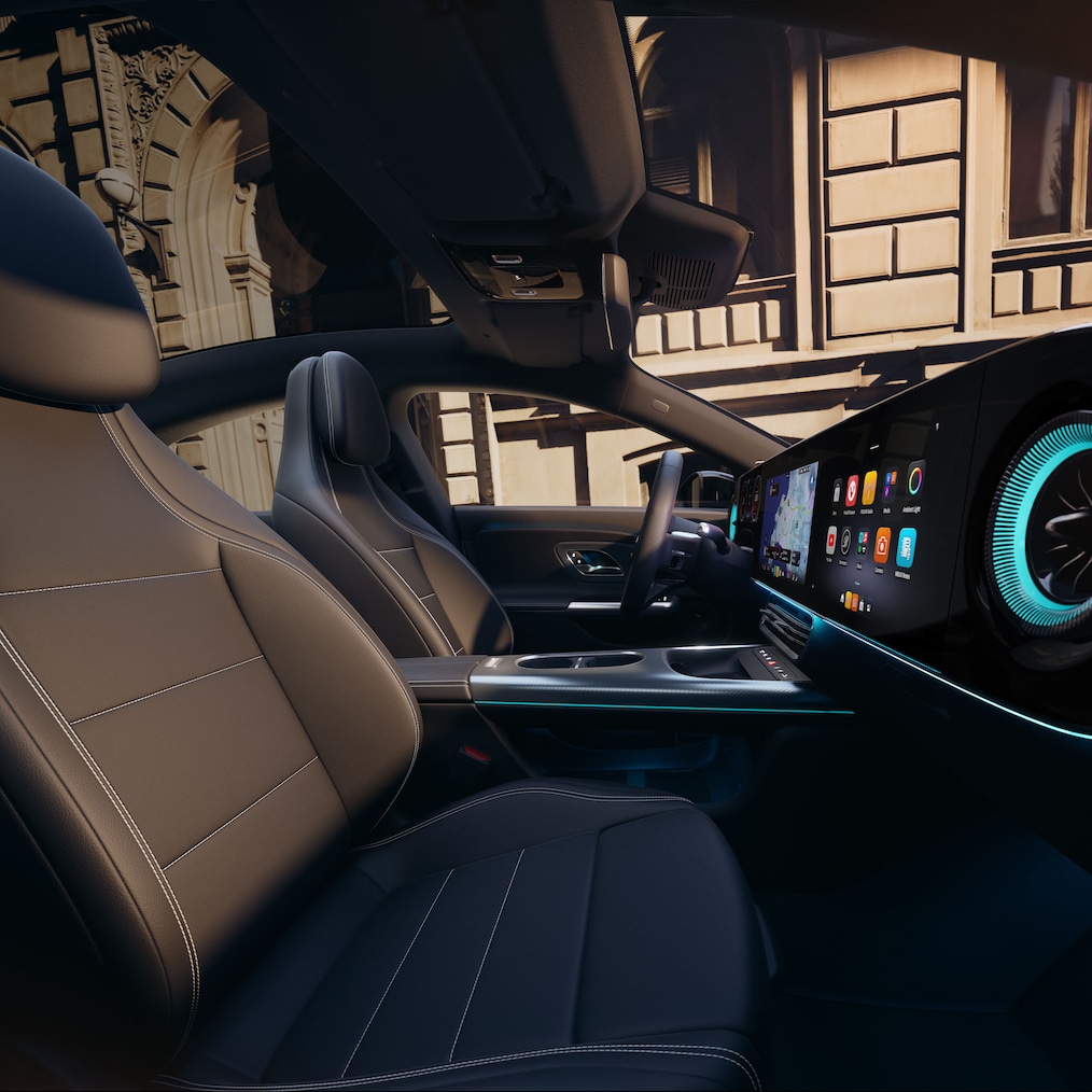 Vista do MBUX Superscreen a partir do posto de comando do Mercedes-Benz CLA C178 (ou vista lateral, onde os bancos desportivos também são visíveis).