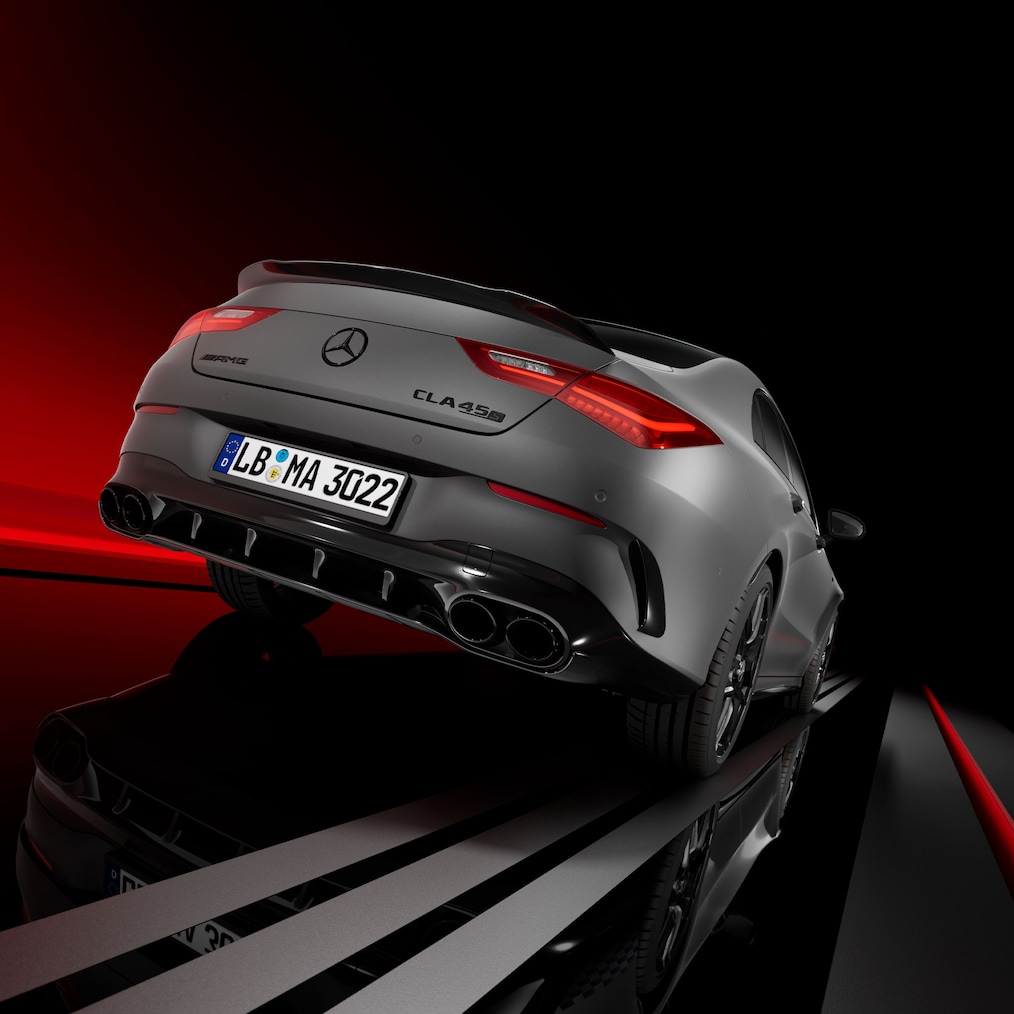 Vista frontal de um Mercedes-AMG CLA 45 S 4MATIC+ Coupé.
