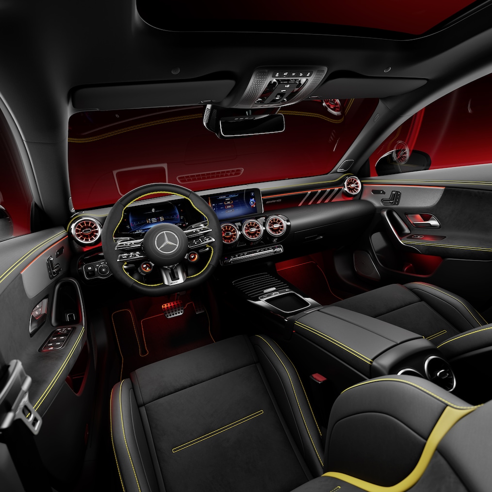 O Mercedes-AMG CLA Coupé Interior com bancos AMG Performance e volante AMG Performance.