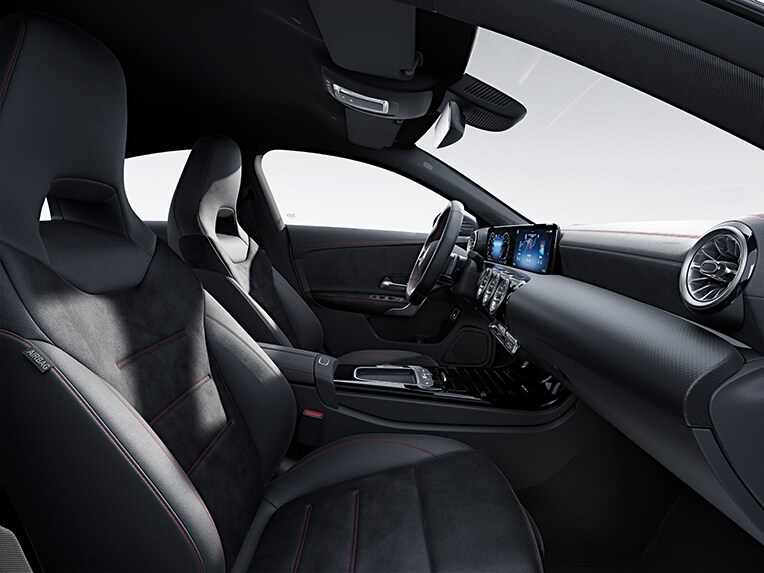 O Mercedes-Benz CLA Coupé com AMG Line no interior do veículo.