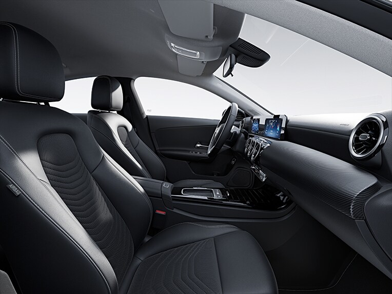 O Mercedes-Benz CLA Coupé com equipamento de série no interior do veículo.