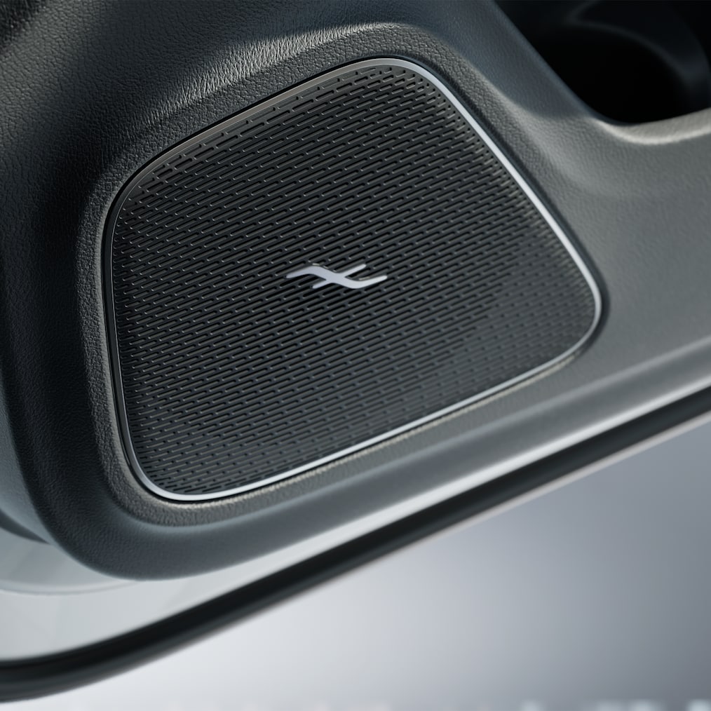 Grande plano de um altifalante do sistema de som surround Burmester®.