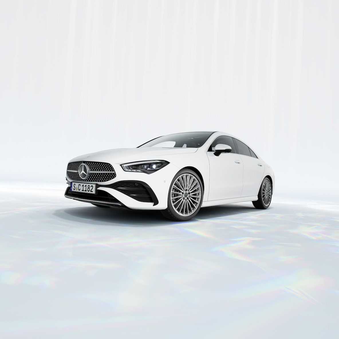 Vista lateral frontal de um Mercedes-Benz CLA Coupé.